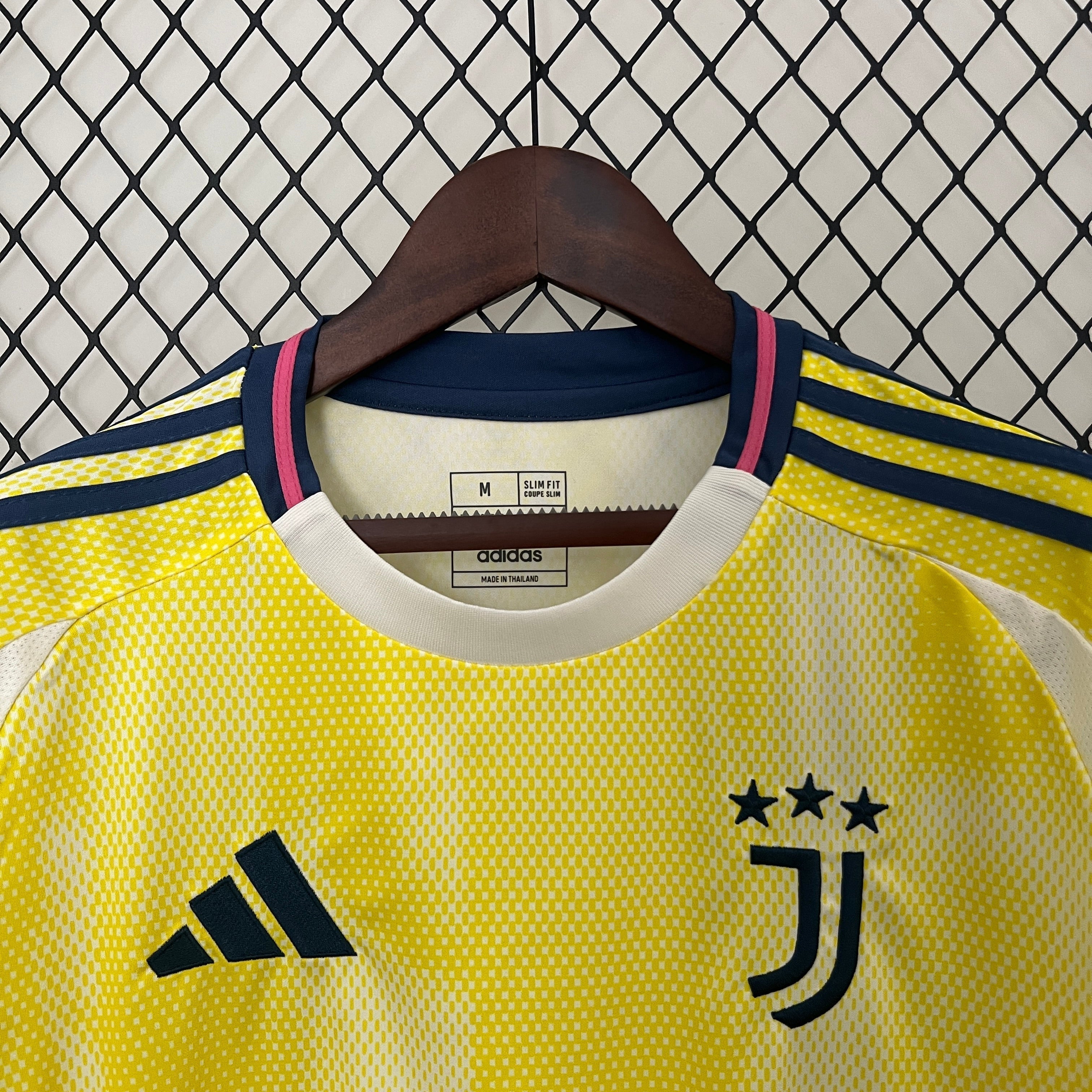 Juventus 24-25 Auswärtstrikot
