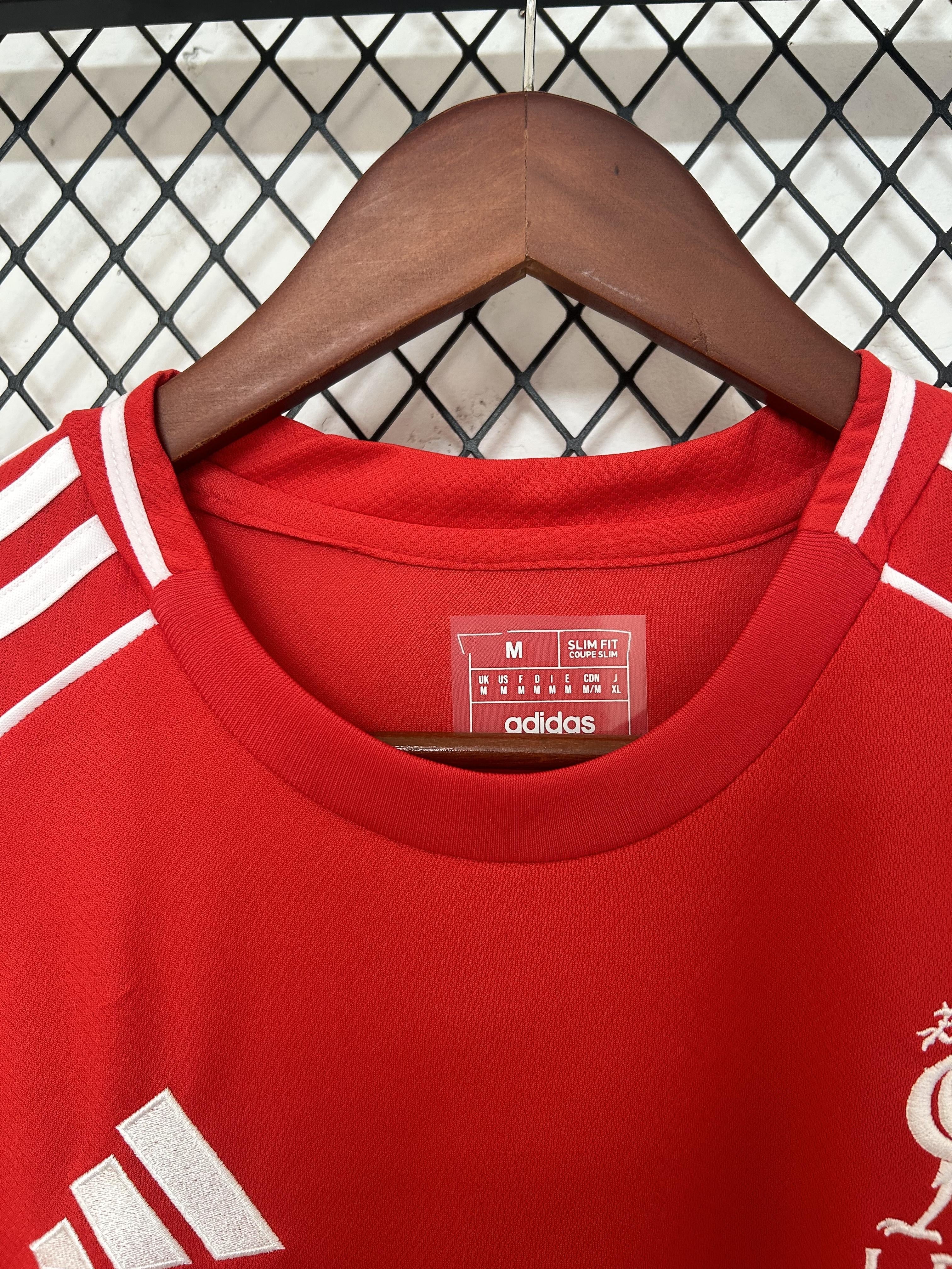 Kit casa Liverpool 2025-2026