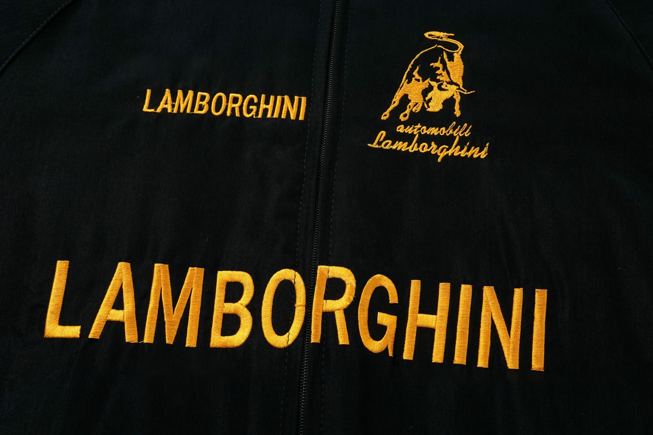 Lamborghini Rennteam Jacke – Schwarzer Motorsport Reißverschluss mit gold bestickten Logos
