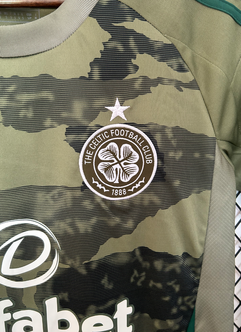 Troisième équipement Celtic 2024–2025 Camouflage