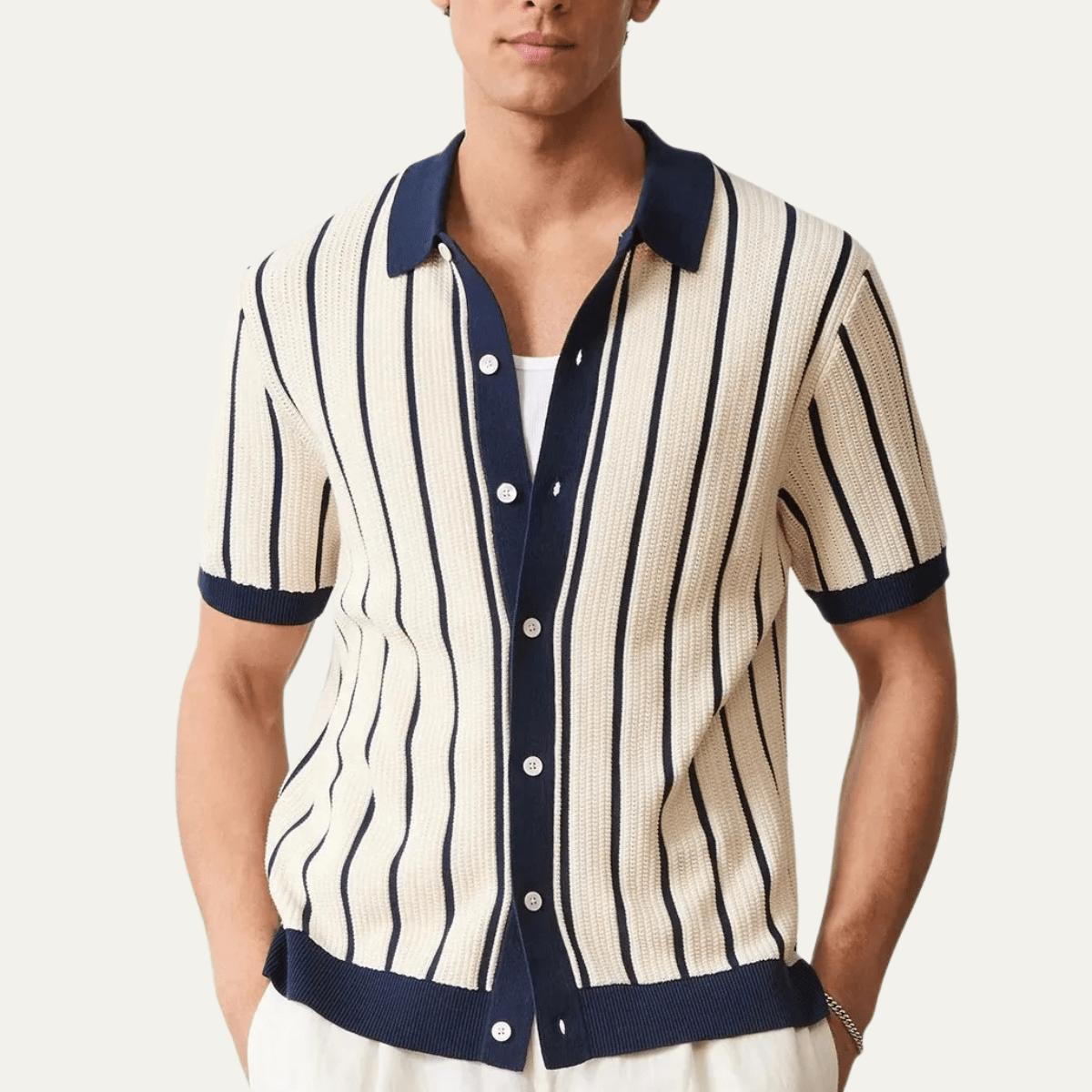 Herren-Poloshirt — Kragen, Strickstil, durchgehende Knopfleiste