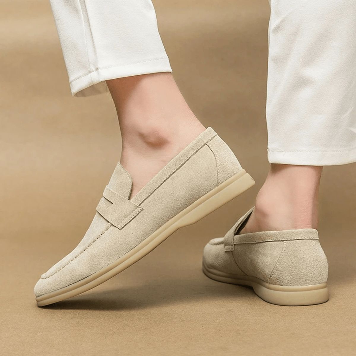 Herren Slipper — Flache Sohle & genähte Details