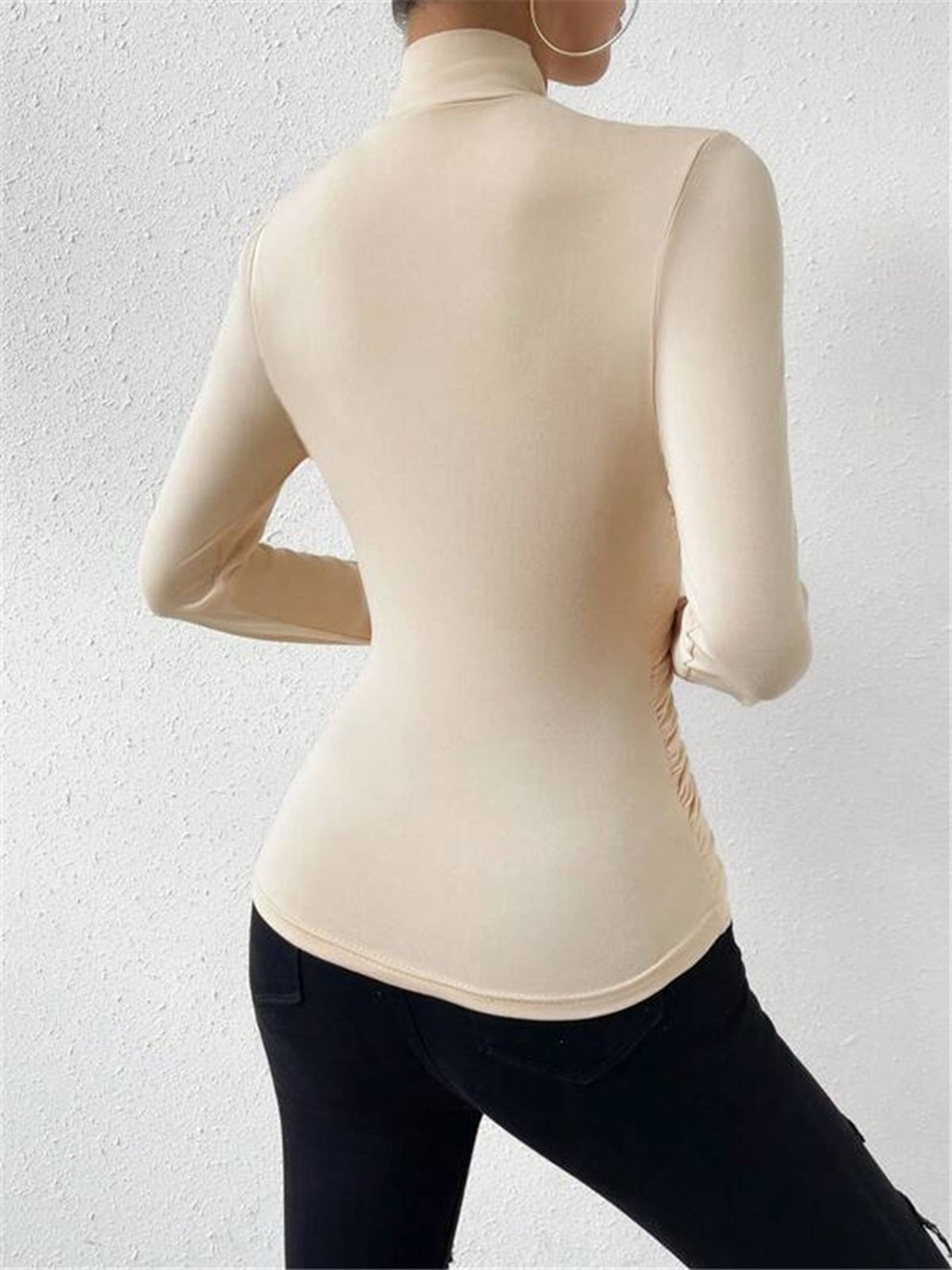 Blusa da donna — Vestibilità aderente, maniche lunghe, design incrociato sul davanti