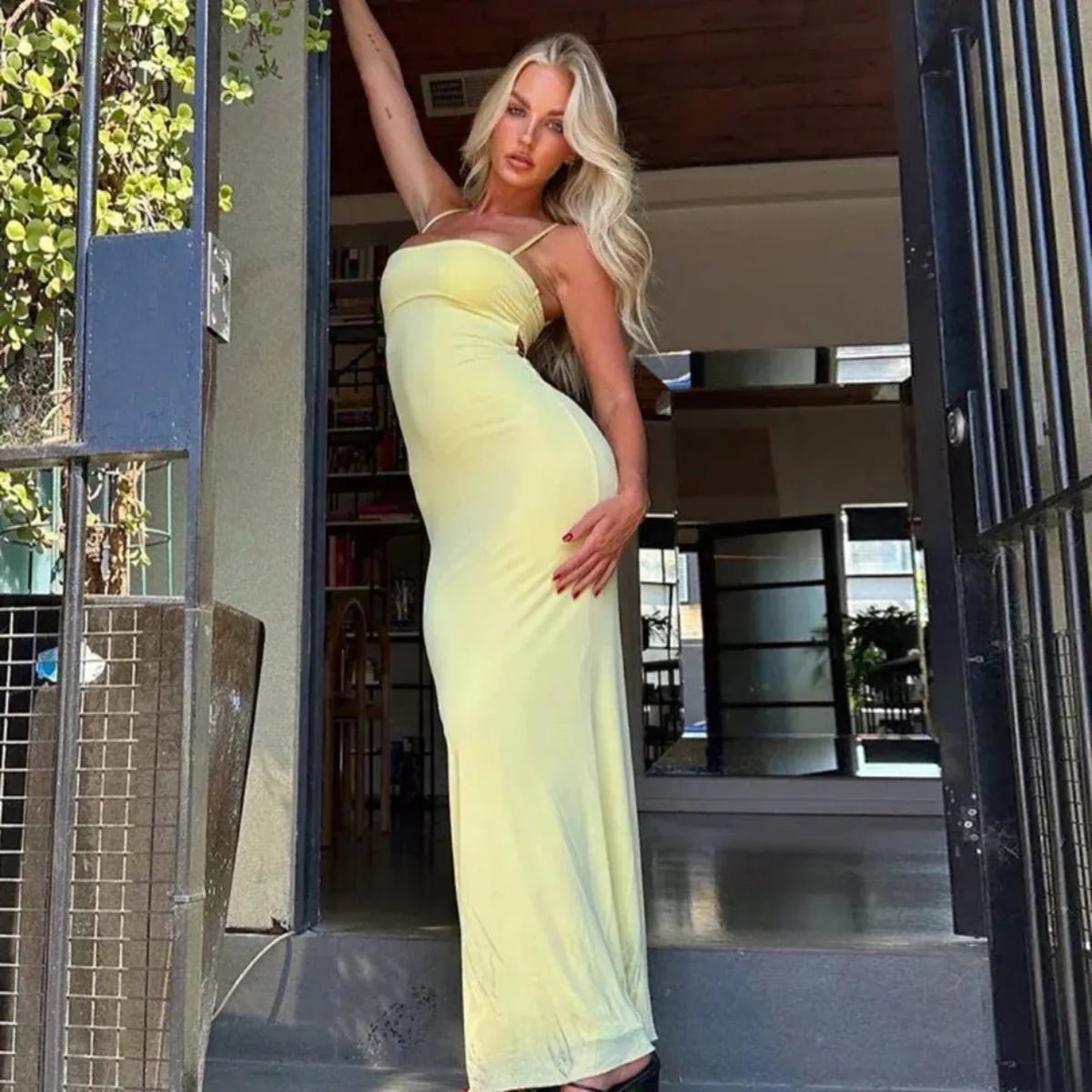 Maxikleid für Damen — Eng anliegender Schnitt, rückenfrei, ärmellos