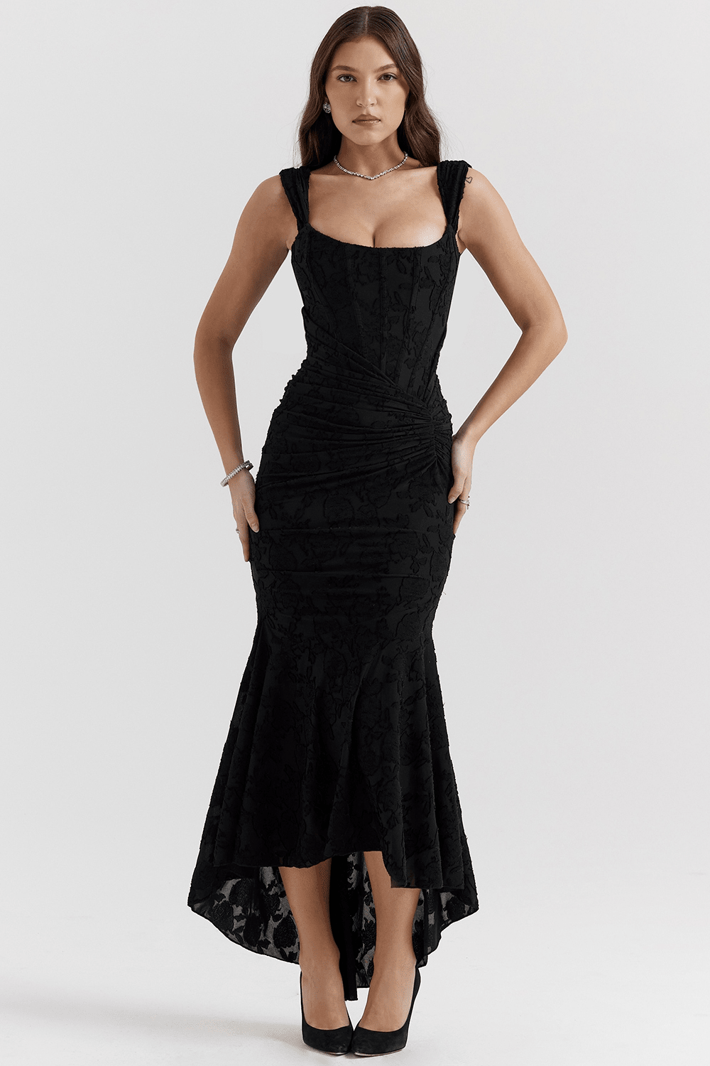 Maxikleid für Damen — Eng anliegendes Oberteil, geraffte Taille, High-Low-Saum