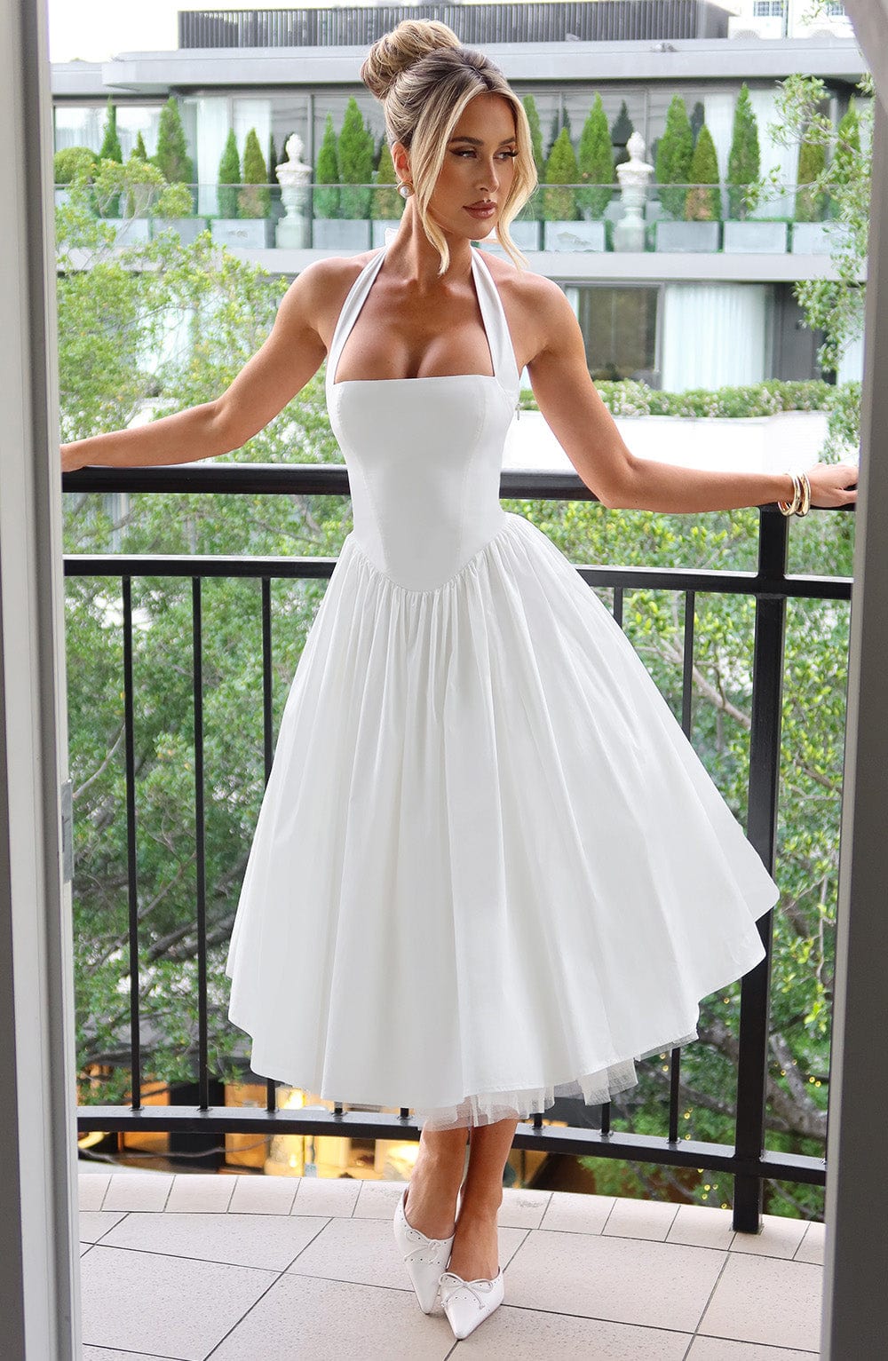 Damen-Midikleid — Neckholder-Ausschnitt, ausgestellter Rock, ärmellos
