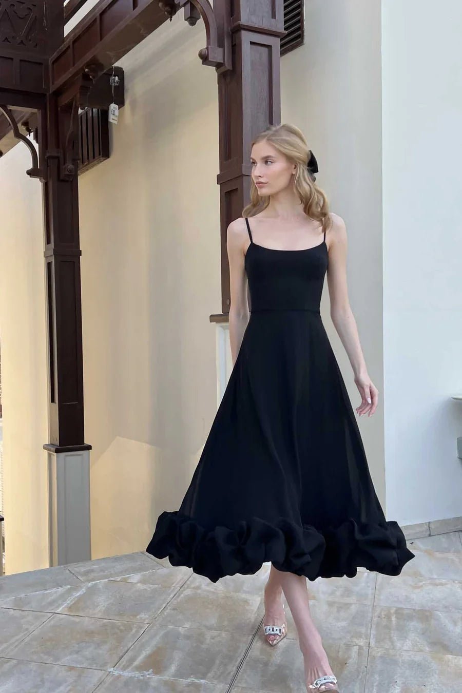 Abito midi da donna — Monospalla, orlo con volant, design aderente