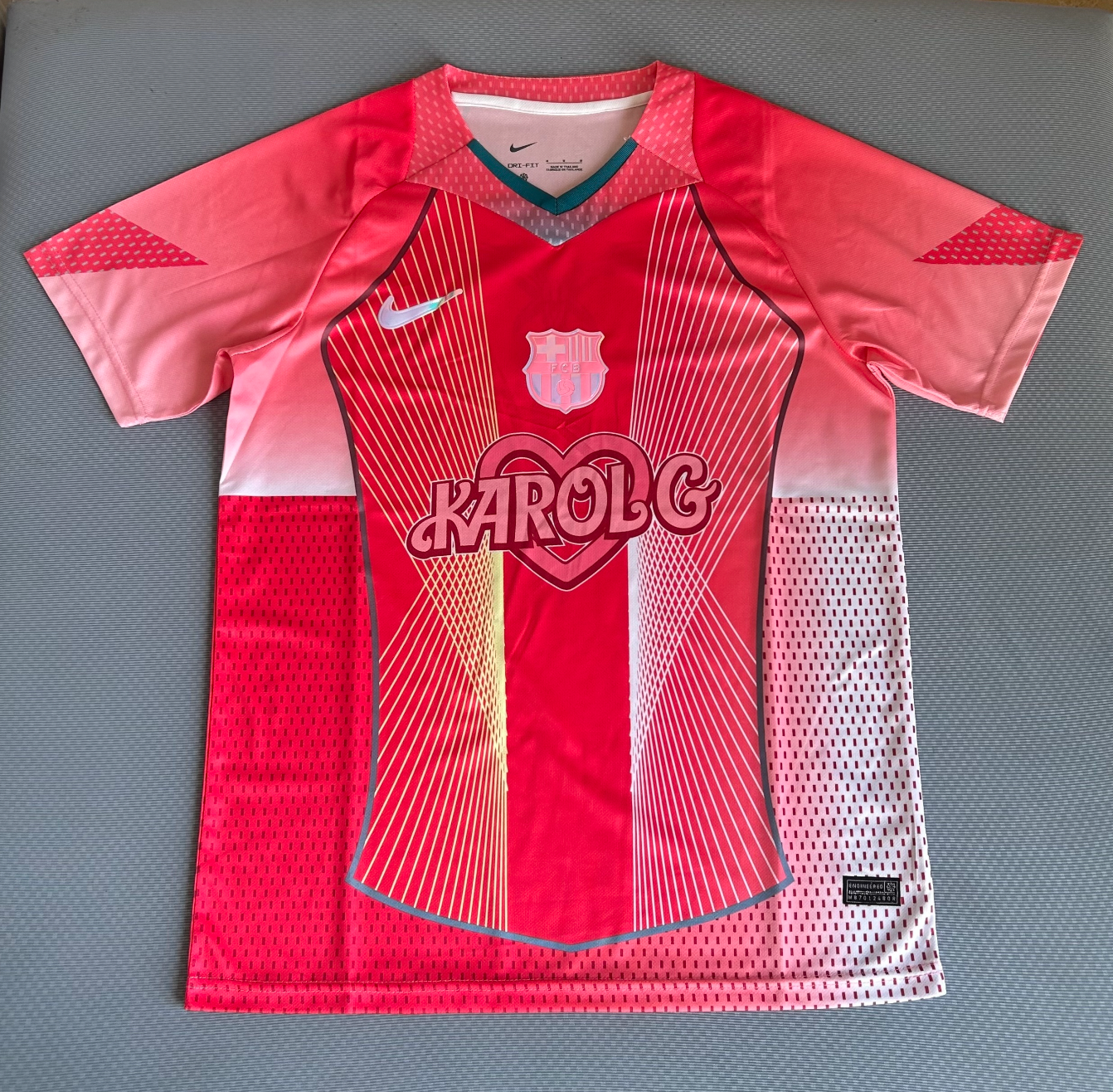 Maglia FC Barcelona Karol G rosa edizione speciale