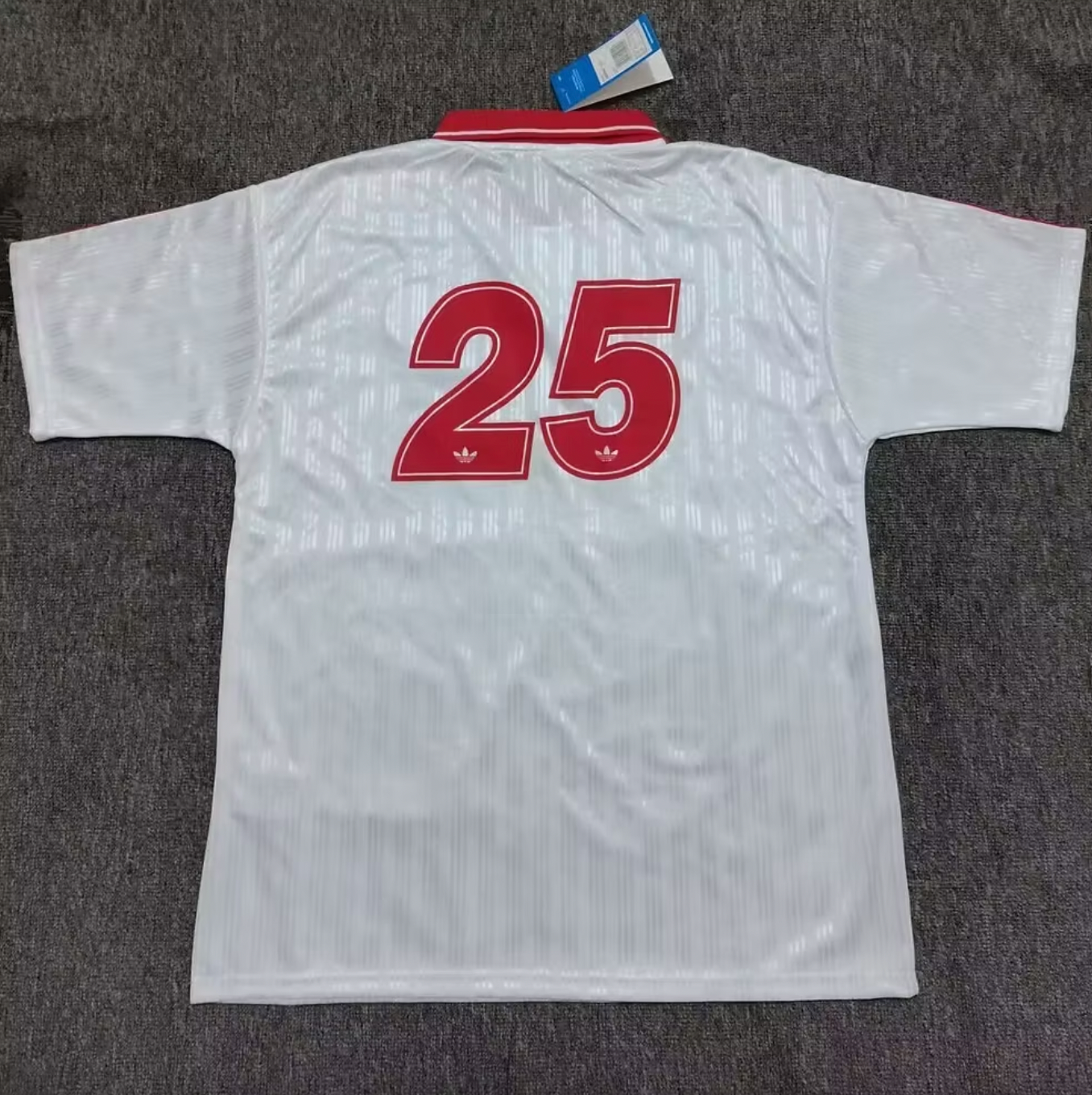Maglia Oasis x Adidas bianca e rossa