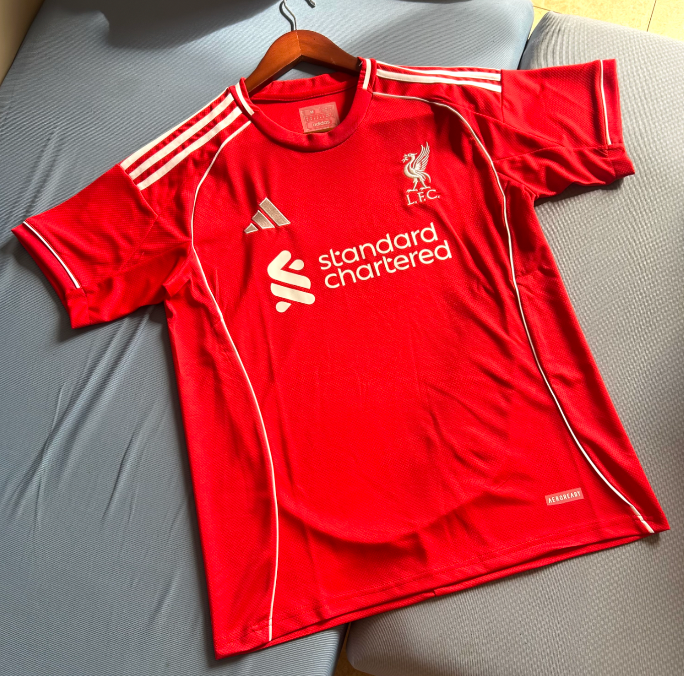 Kit casa Liverpool 2025-2026