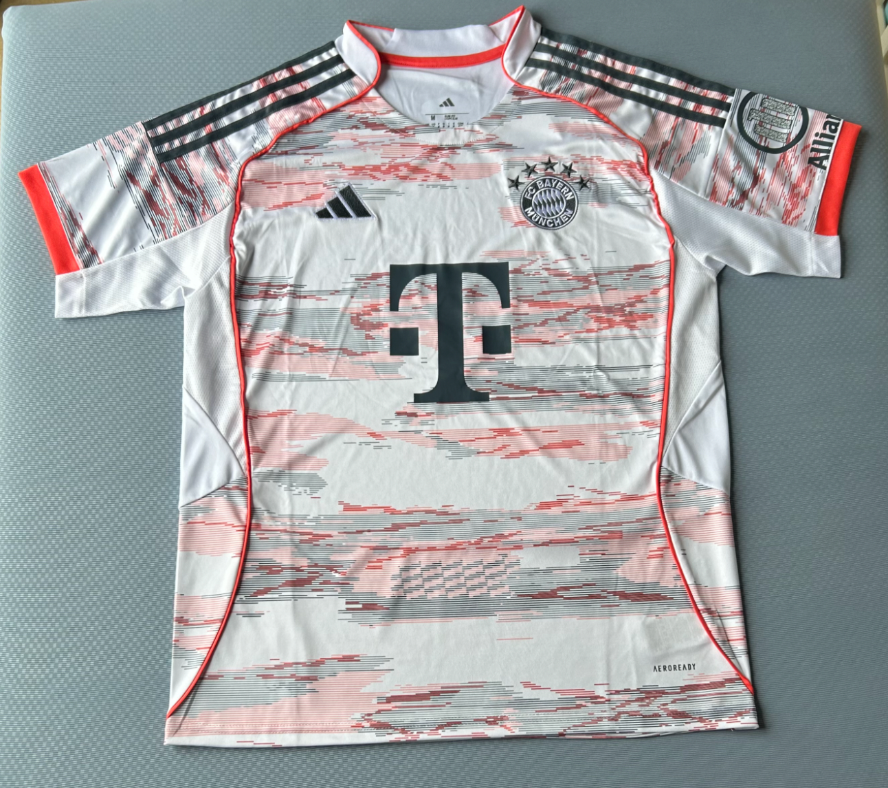 Divisa trasferta Bayern Monaco 2025/2026