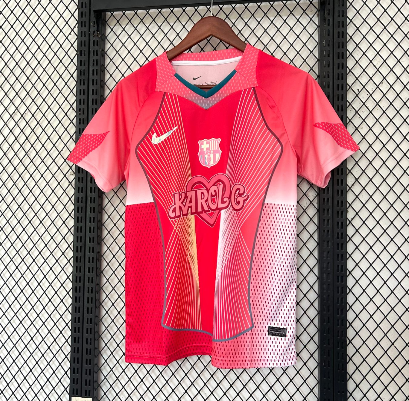 Maglia FC Barcelona Karol G rosa edizione speciale