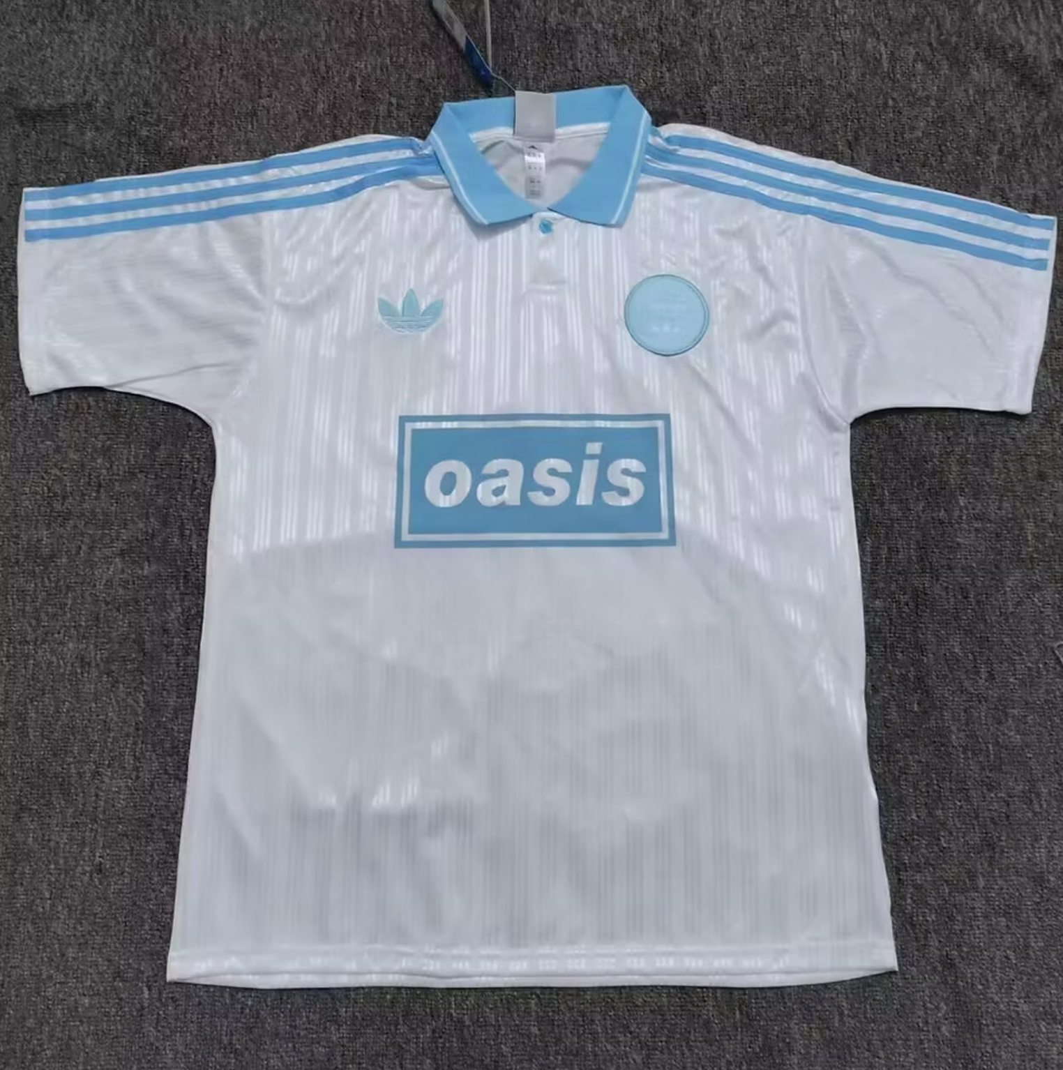 Maglia Oasis x Adidas bianca e azzurro chiaro