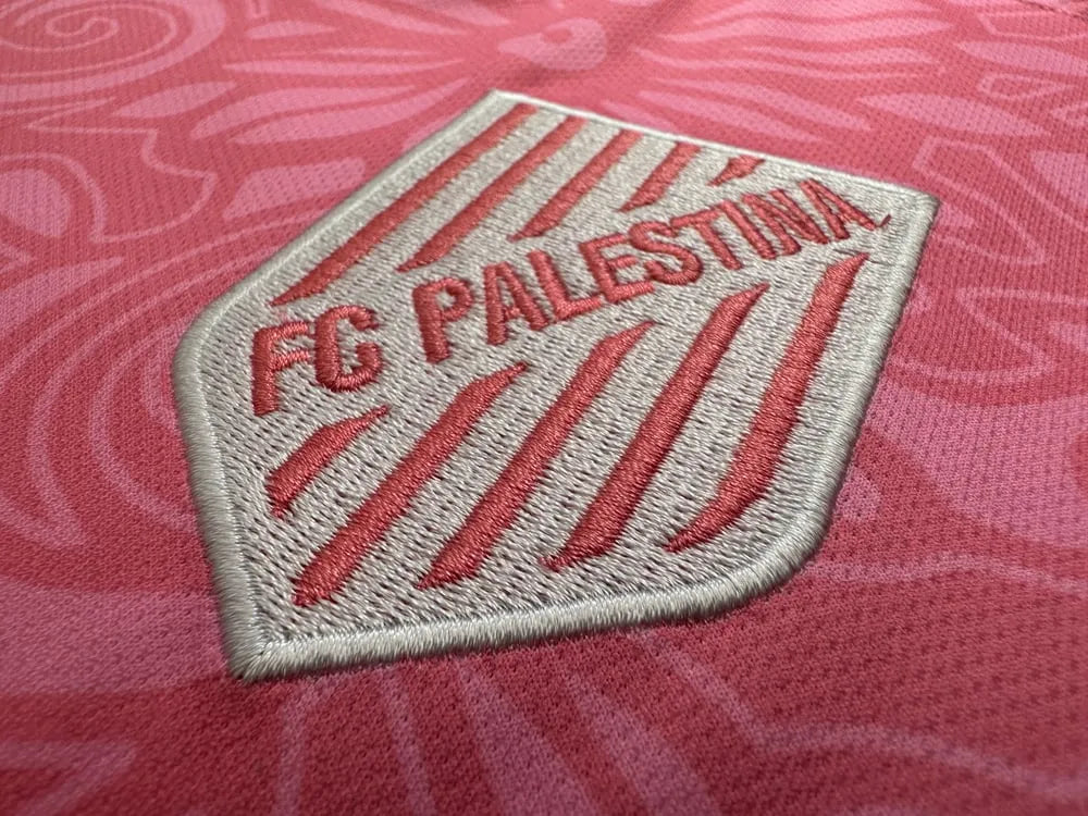 Maglia FC Palestina X Farrah Azam Collaborazione kit rosa Palestina
