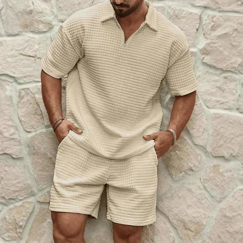 Completo coordinato uomo — Polo con zip, pantaloncini con coulisse, vestibilità comoda
