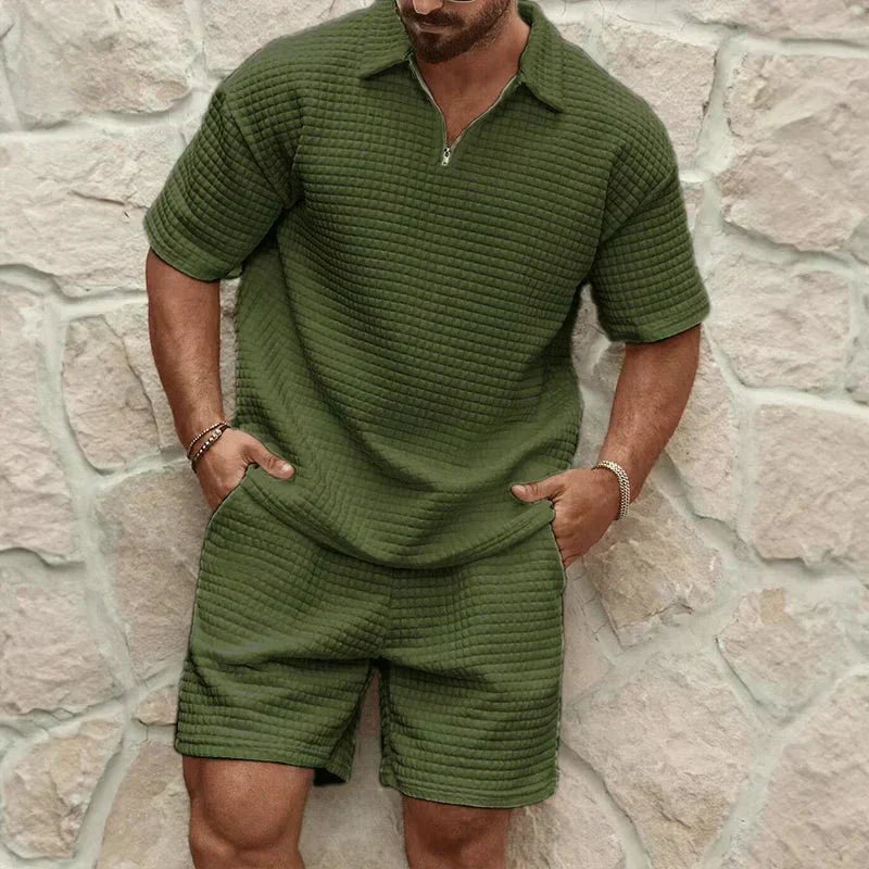 Completo coordinato uomo — Polo con zip, pantaloncini con coulisse, vestibilità comoda