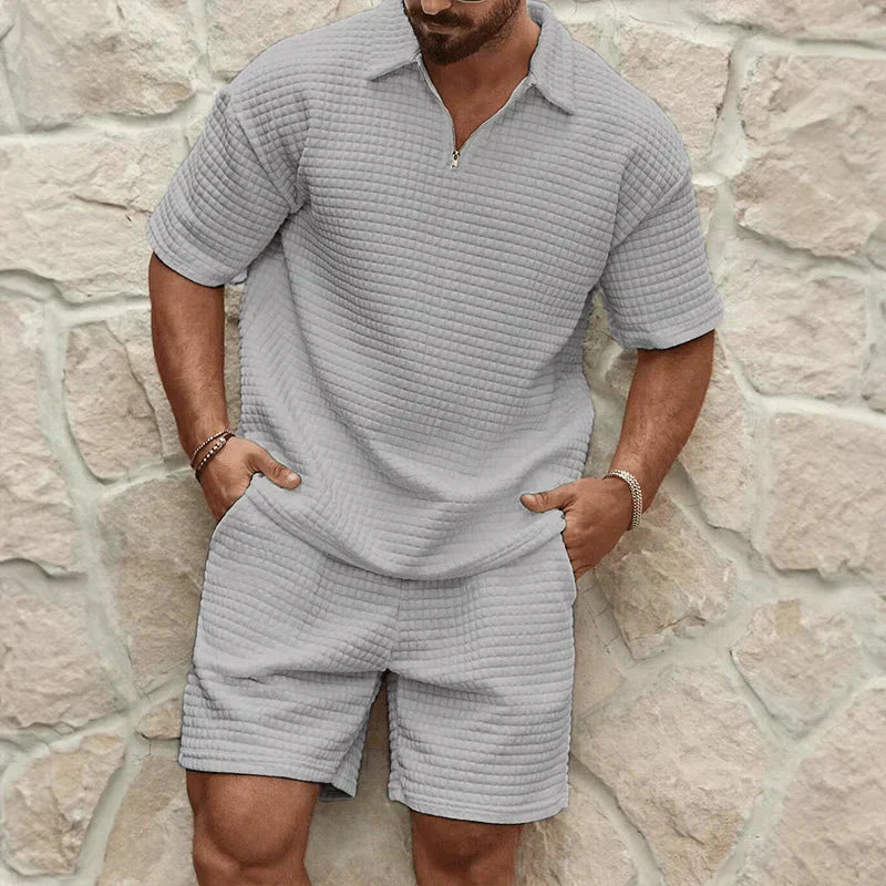 Completo coordinato uomo — Polo con zip, pantaloncini con coulisse, vestibilità comoda