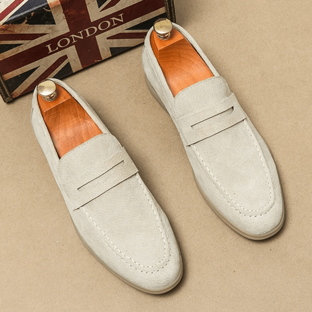 Herren Slipper — Flache Sohle & genähte Details