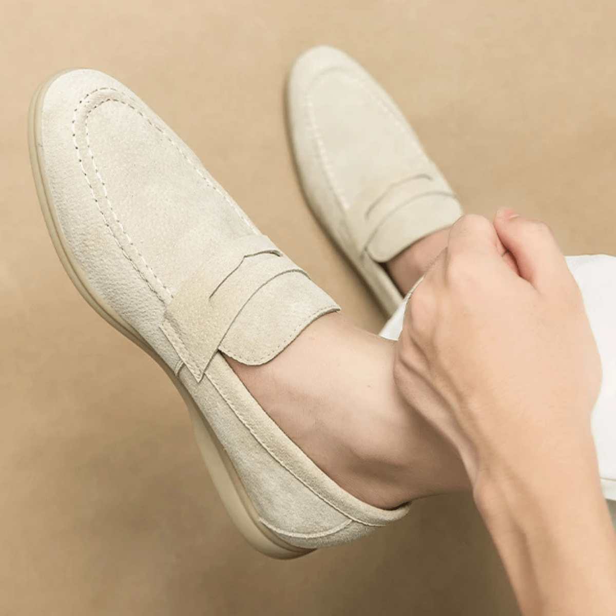 Herren Slipper — Flache Sohle & genähte Details