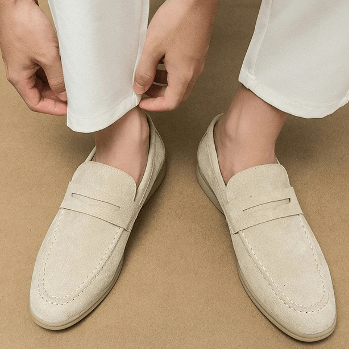 Herren Slipper — Flache Sohle & genähte Details