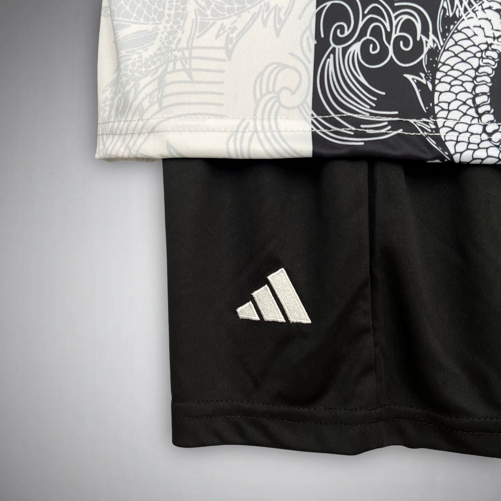 Real Madrid Halb weiß Halb schwarz Drachen Kindertrikot