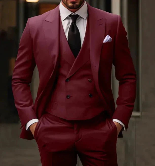 Traje para hombre de tres piezas con ajuste cómodo y estilo refinado