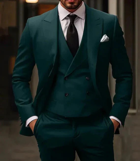 Traje para hombre de tres piezas con ajuste cómodo y estilo refinado