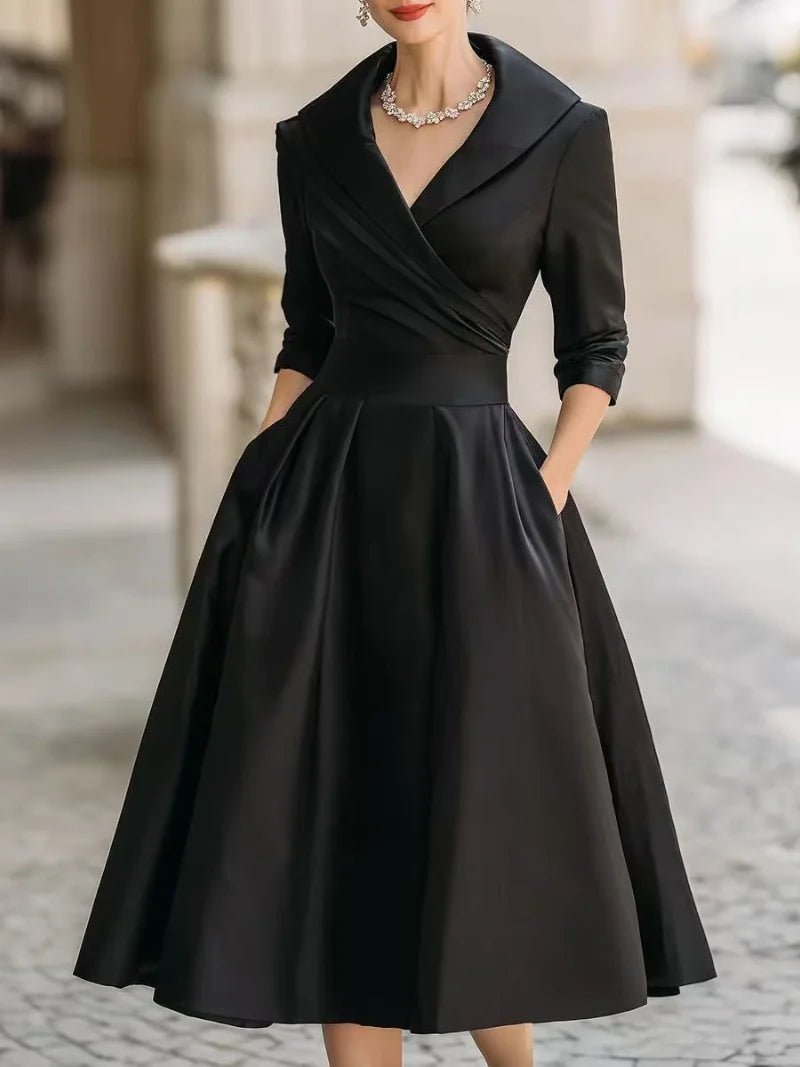 A-Linien-Kleid für Damen — Reverskragen, gekreuzte Falten in der Taille