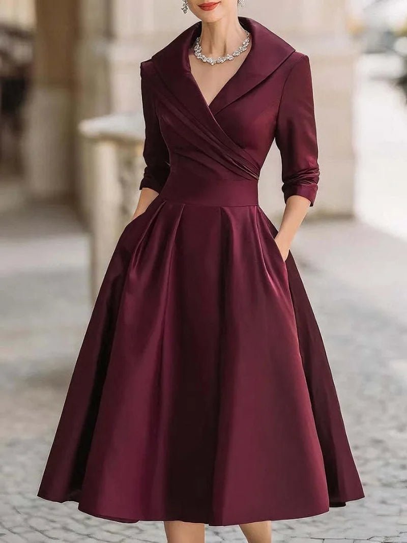 A-Linien-Kleid für Damen — Reverskragen, gekreuzte Falten in der Taille