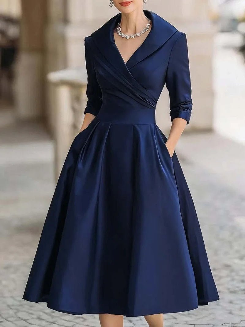 A-Linien-Kleid für Damen — Reverskragen, gekreuzte Falten in der Taille