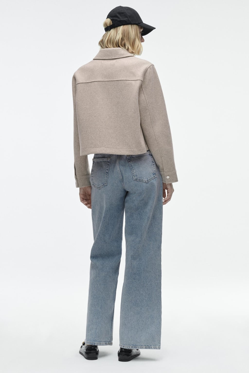 Giacca corta da donna — Collo classico aderente con tasche a patta