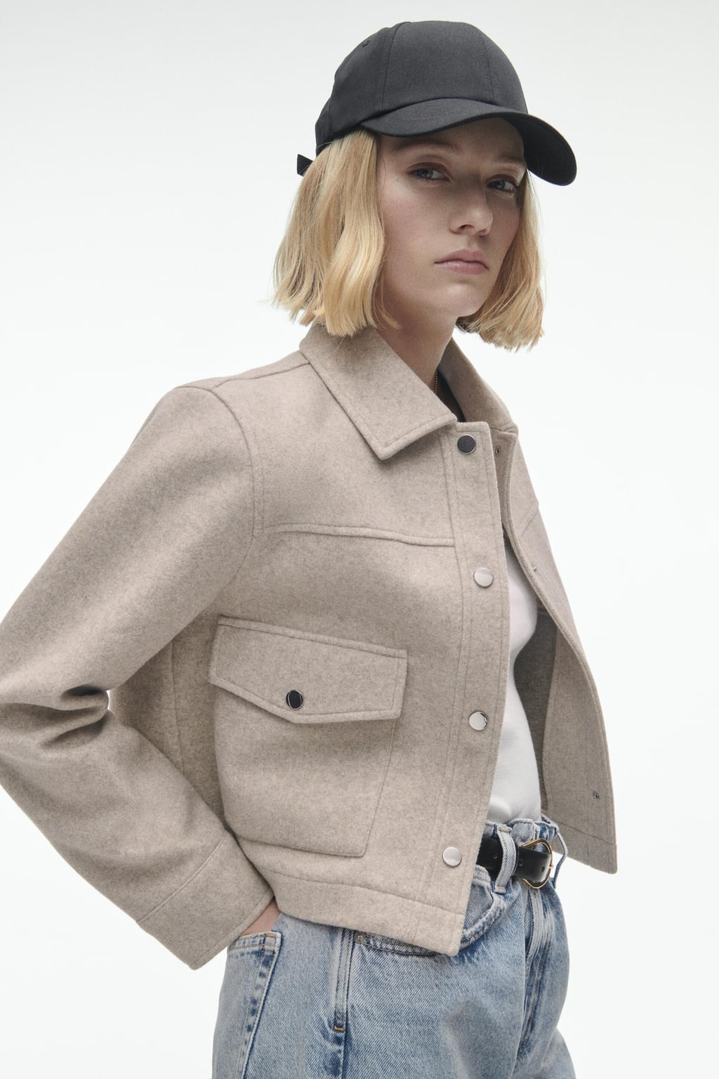 Giacca corta da donna — Collo classico aderente con tasche a patta