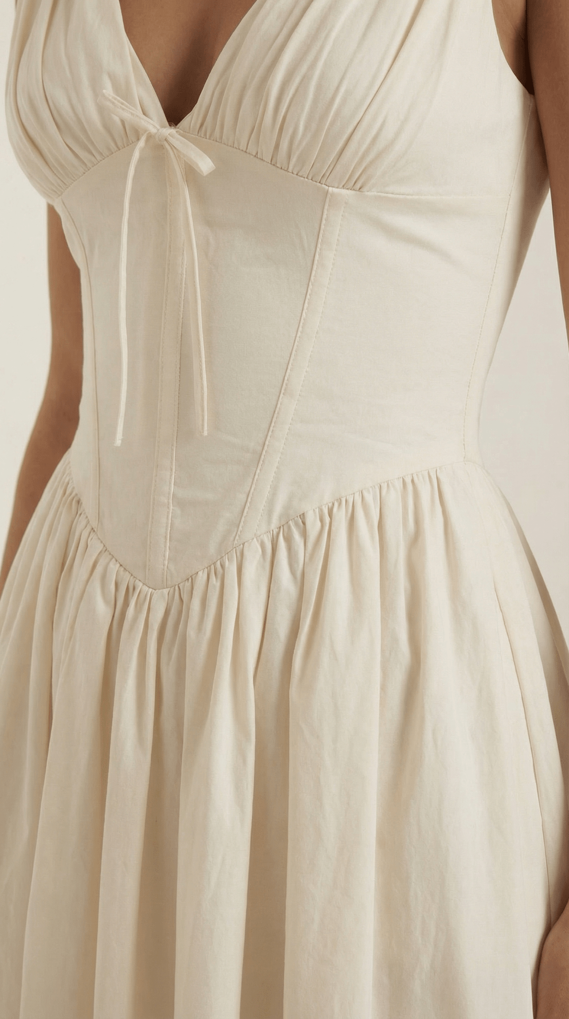 Vestito midi donna — corpetto aderente e scollo a V