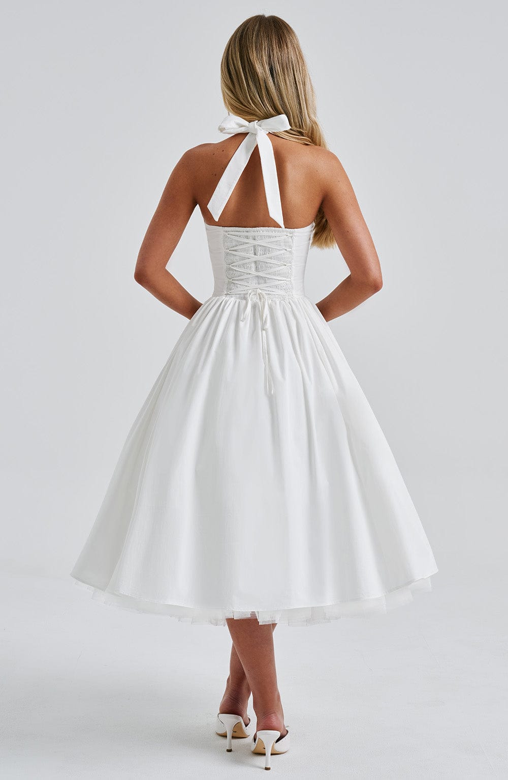 Abito midi da donna — Scollo halter, gonna svasata, senza maniche