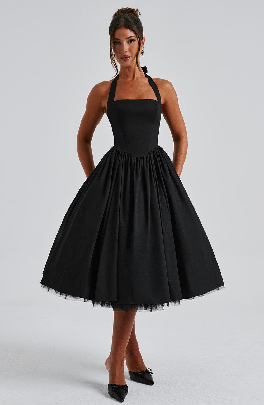 Abito midi da donna — Scollo halter, gonna svasata, senza maniche