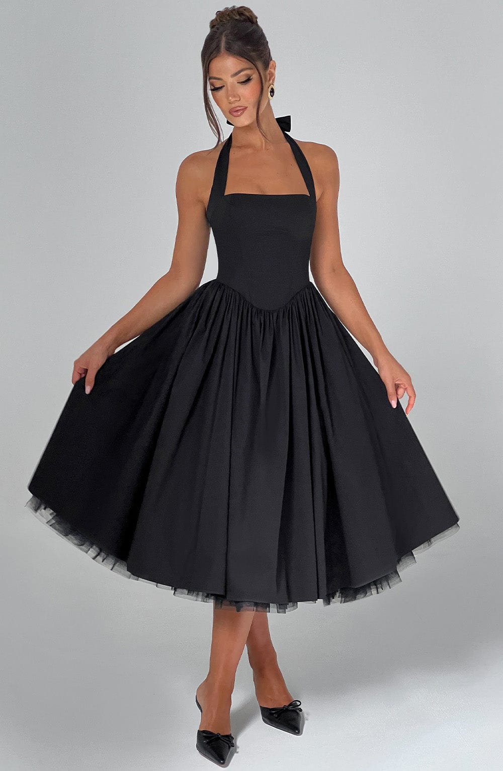 Abito midi da donna — Scollo halter, gonna svasata, senza maniche
