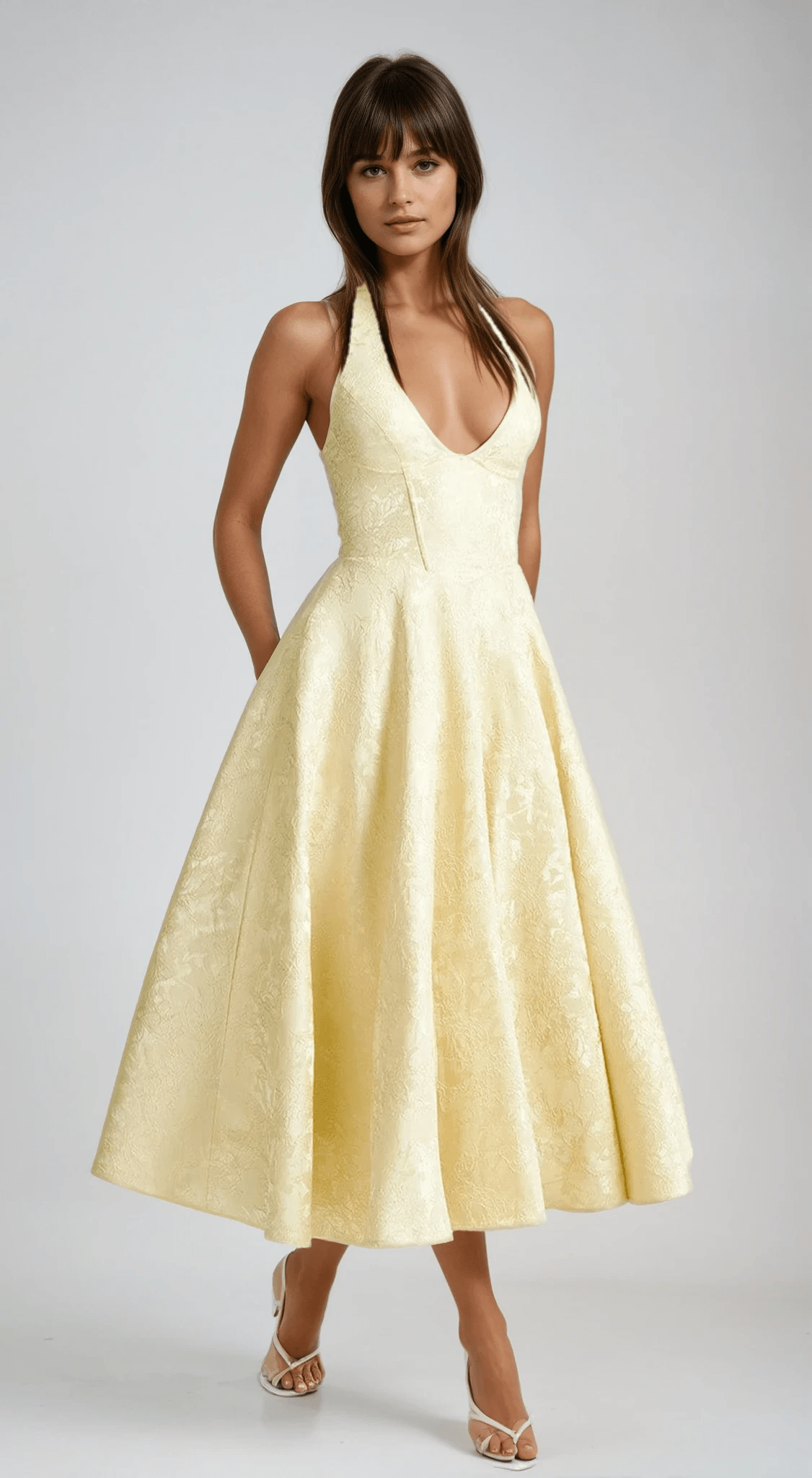 Damen-Midikleid — Neckholder, tiefer V-Ausschnitt, florale Jacquard-Details  