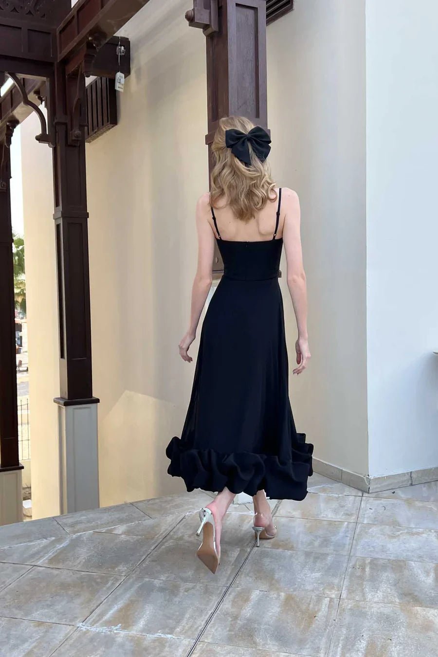Midikleid für Damen — Ein-Schulter, Rüschensaum, figurbetont