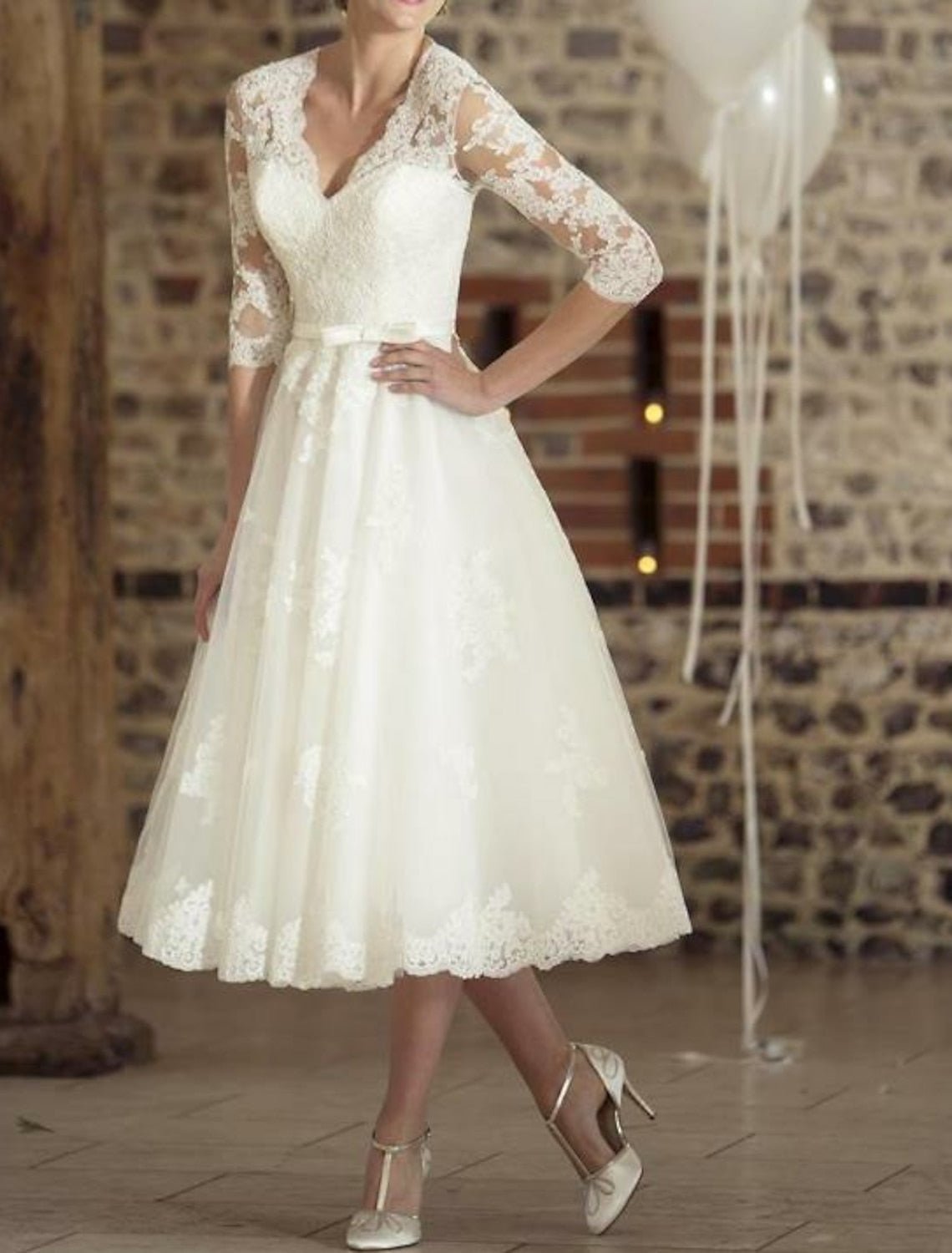 Robe midi femme — encolure en V manches trois quarts design