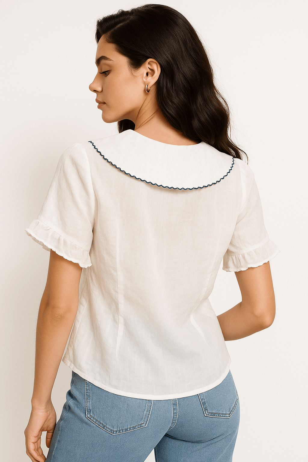 Camicia da donna — Colletto a bambola con bottoni e maniche smerlate