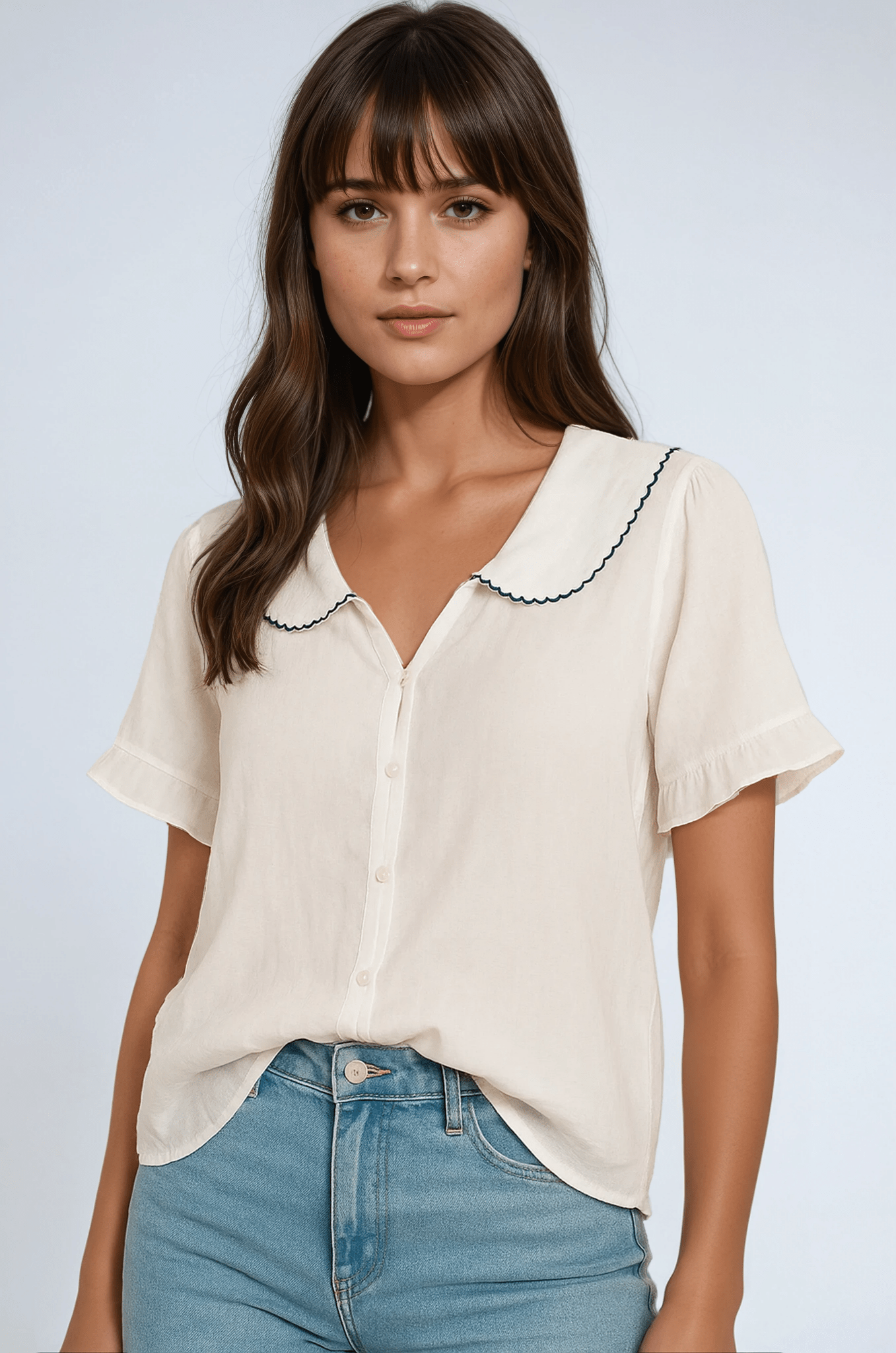 Camicia da donna — Colletto a bambola con bottoni e maniche smerlate
